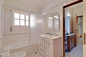 Bathtub, towels