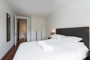 Una camera da letto con un letto grande, un comodino, una lampada e un armadio.