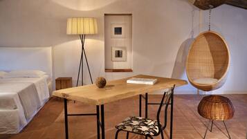 5 dormitorios, caja fuerte, escritorio y tabla de planchar con plancha