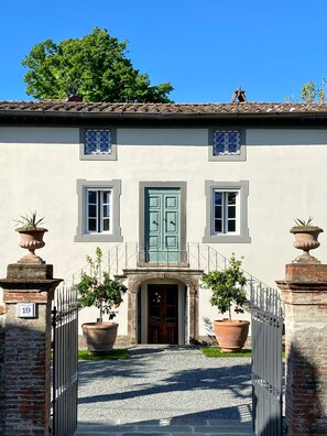 Exterior - VILLA CARNICELLI eco-friendly,sustainable, 450m² (4,850ft²),private pool, design (Gragnano di Capannori)