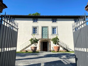 Exterior - VILLA CARNICELLI eco-friendly,sustainable, 450m² (4,850ft²),private pool, design (Gragnano di Capannori)