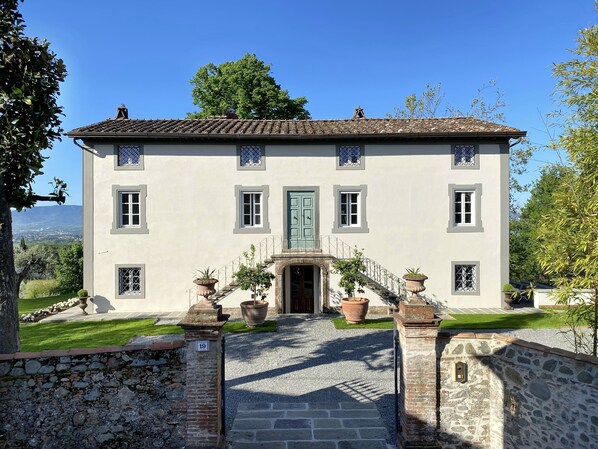 Exterior - VILLA CARNICELLI eco-friendly,sustainable, 450m² (4,850ft²),private pool, design (Gragnano di Capannori)