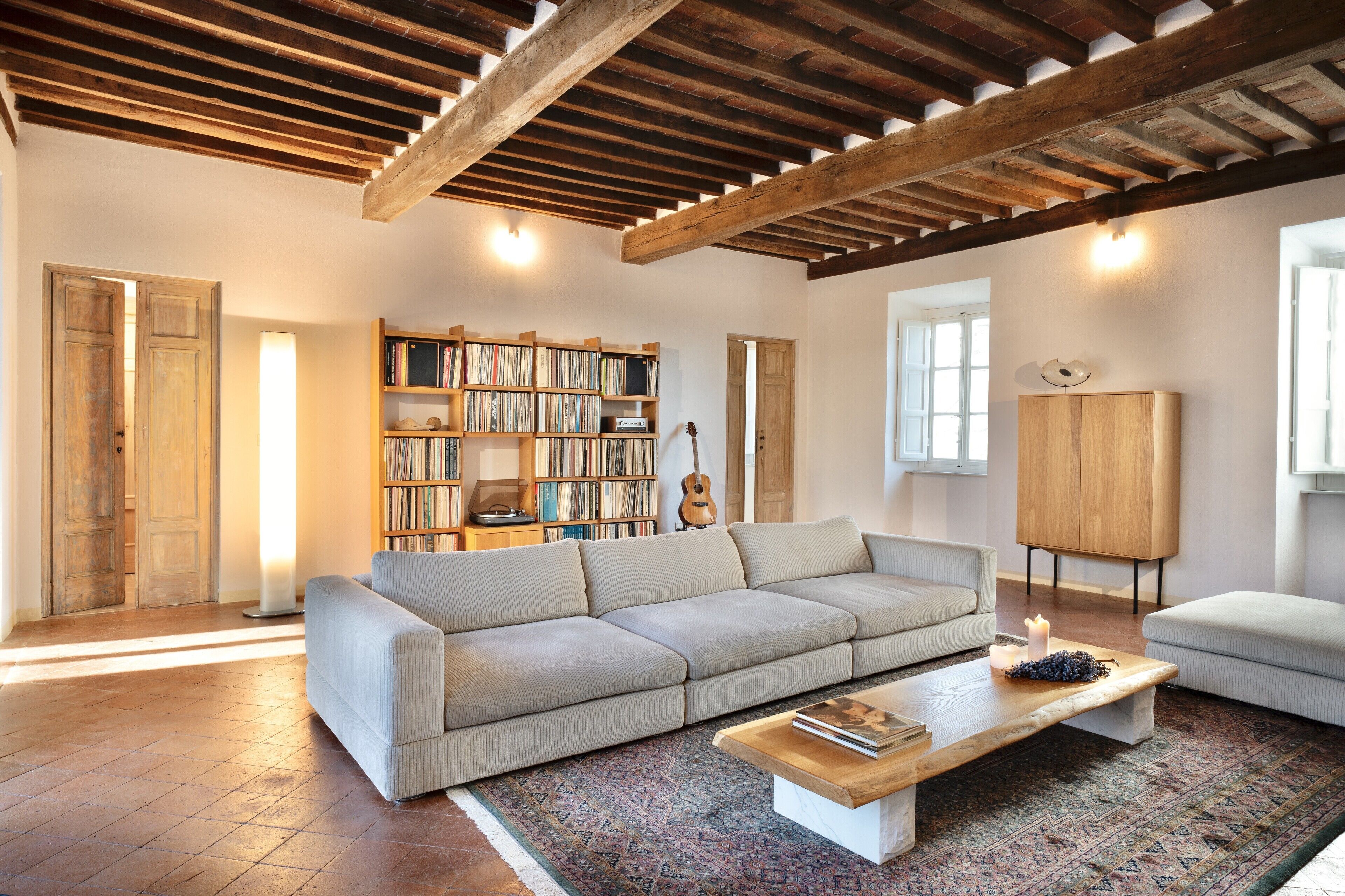 Smart-TV, Kamin, DVD-Player, Bücher