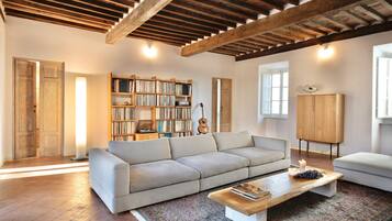 Smart-TV, Kamin, DVD-Player, BĂŒcher