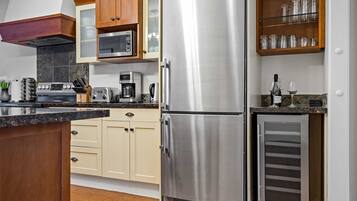 KĂŒhlschrank, Mikrowelle, Ofen, Herdplatte