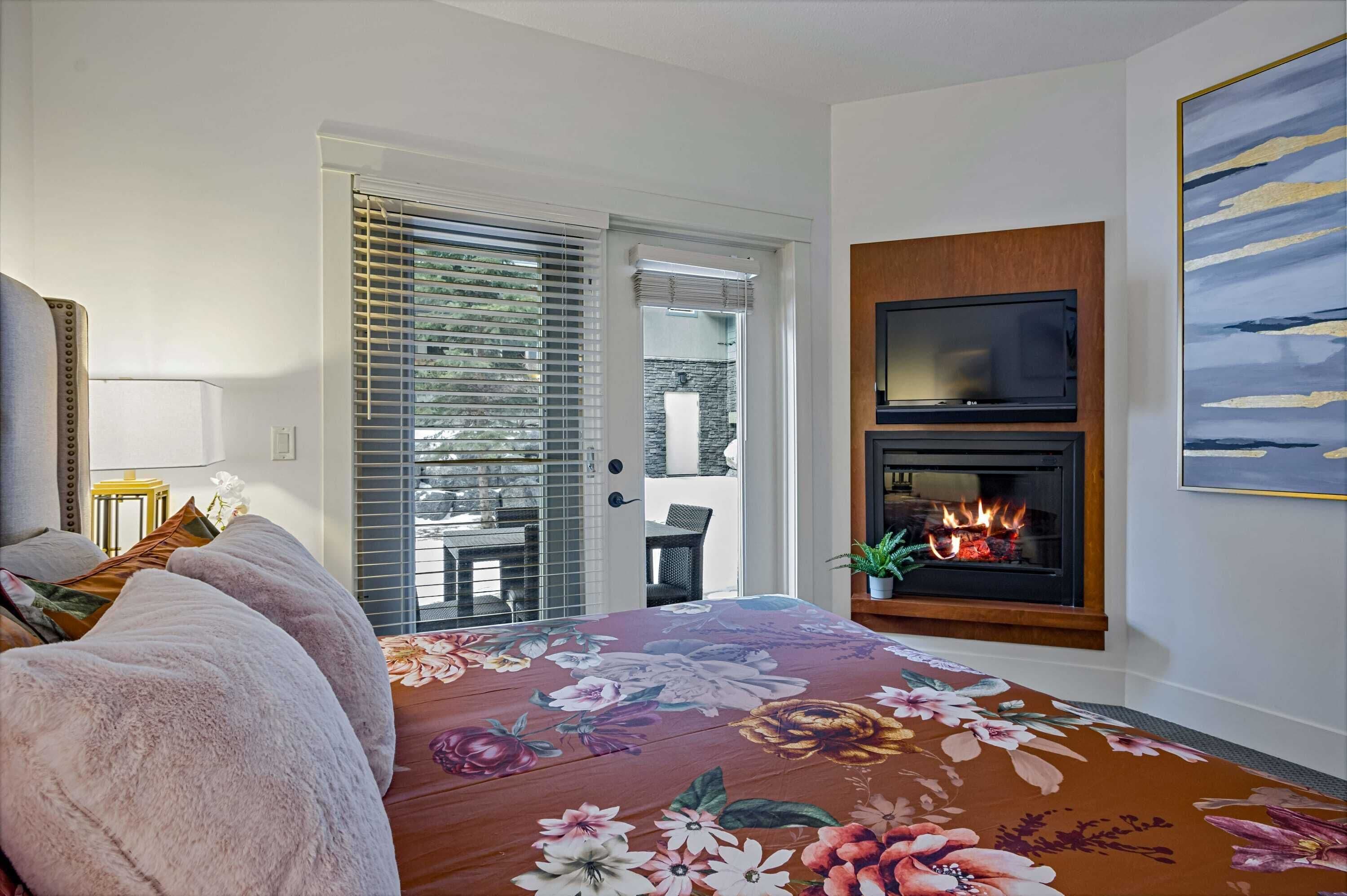 3 habitaciones, escritorio y tabla de planchar con plancha 