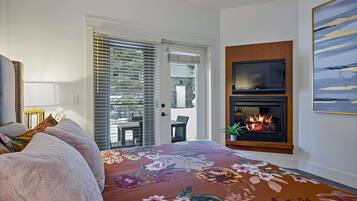 3 habitaciones, escritorio y tabla de planchar con plancha