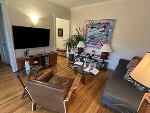 Living area - Charming Mid-Century Designed Apartment in Lakeview (Chicago)