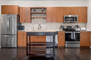 Réfrigérateur, micro-ondes, four, plaque de cuisson