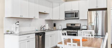 ثلاجة، ميكروويف، فرن، موقد طهي مسطح