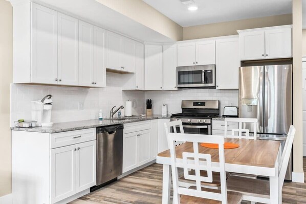 冰箱、微波炉、烤箱、炉灶