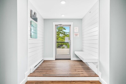 Condo Near Downtown | King Bed + Dog Friendly