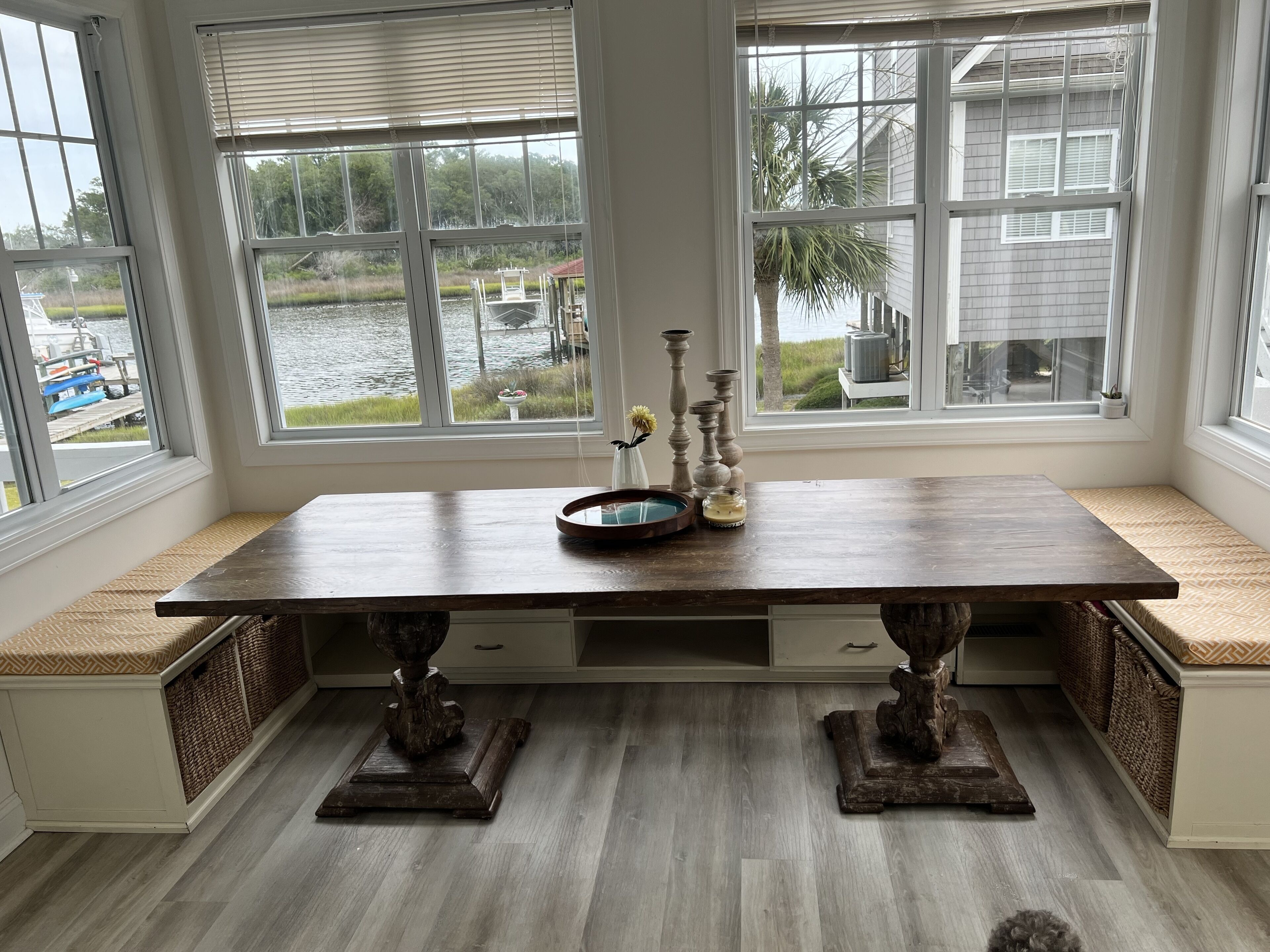 Sunroom./dining area. Large table for gatherings with a beautiful view. 