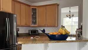 Cafetera o tetera, frigorífico, microondas y horno