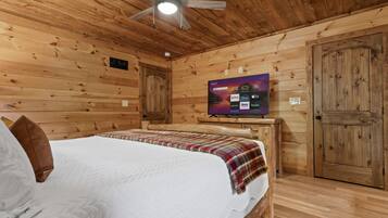 4 bedrooms, in-room safe, desk, iron/ironing board
