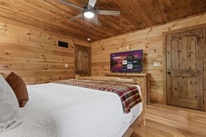4 bedrooms, in-room safe, desk, iron/ironing board - 10% Off Member Deal•10 min>Town•Mtn Views•Hot Tub•Movie Theater•Firepit•Pond (Morganton)