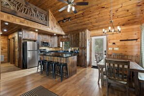 Fridge, microwave, oven, stovetop - 10% Off Member Deal•10 min>Town•Mtn Views•Hot Tub•Movie Theater•Firepit•Pond (Morganton)