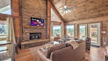 Una Smart TV, una chimenea, videojuegos