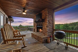 Terrace/patio - 10% Off Member Deal•10 min>Town•Mtn Views•Hot Tub•Movie Theater•Firepit•Pond (Morganton)