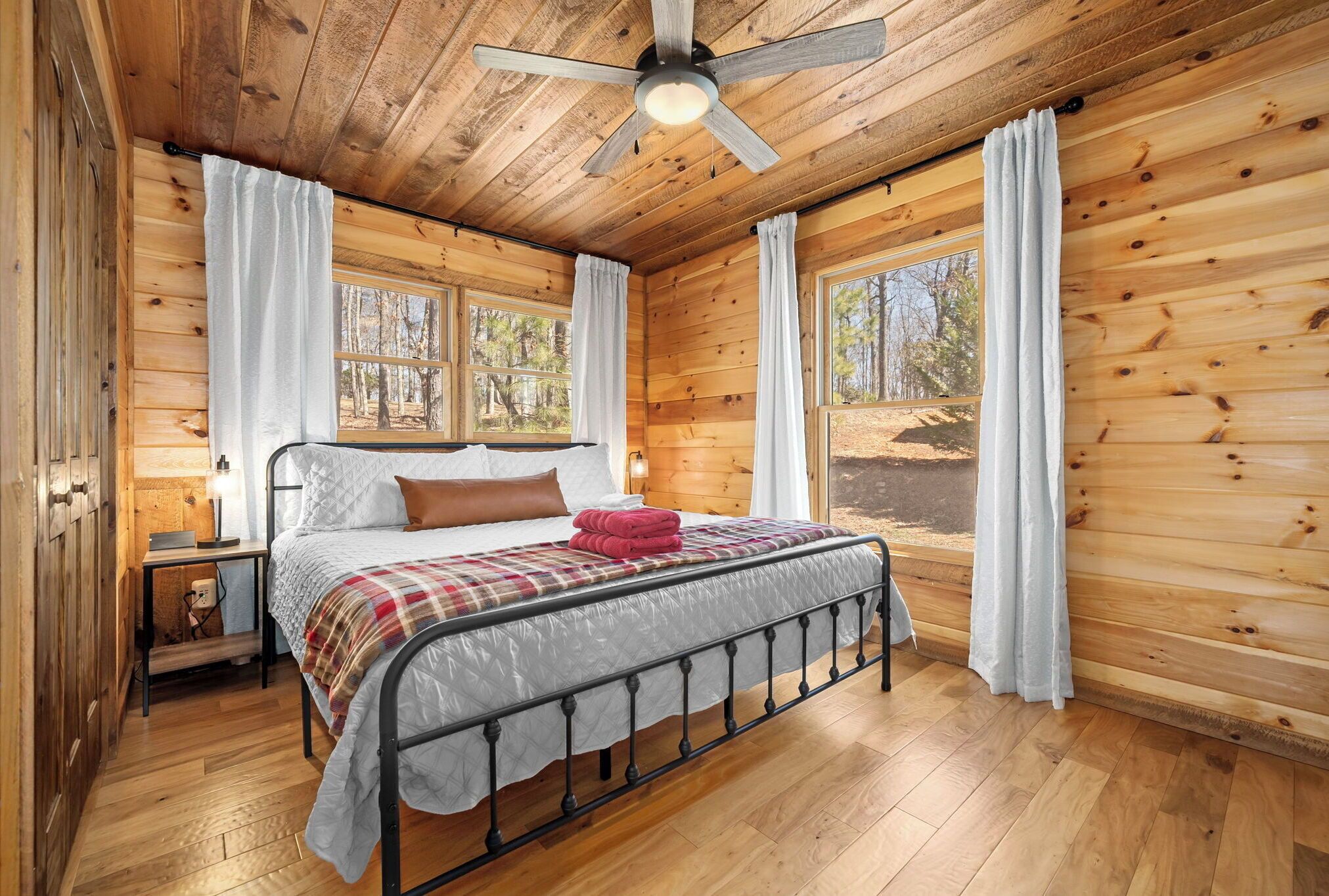 4 bedrooms, in-room safe, desk, iron/ironing board