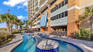 Un hotel con zona de piscina, que incluye un jacuzzi y sillones de descanso.