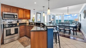 Una cocina moderna con armarios de madera, electrodomésticos de acero inoxidable y una isla grande.