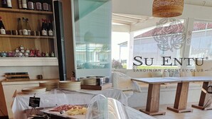 Un bufé de desayuno con diferentes opciones de comida y una selección de vinos.