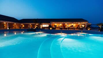 Piscine extérieure (ouverte en saison), tentes de plage