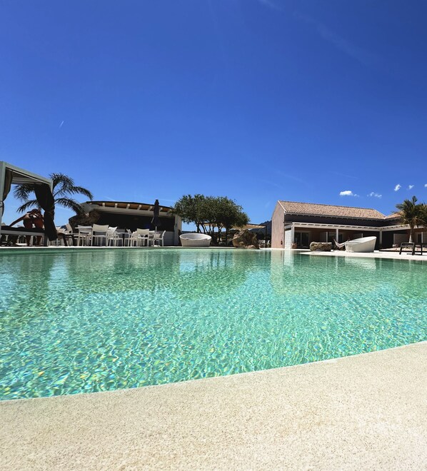 Piscine extérieure (ouverte en saison), tentes de plage