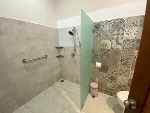 Dusche, Haartrockner, Handtücher, Seife