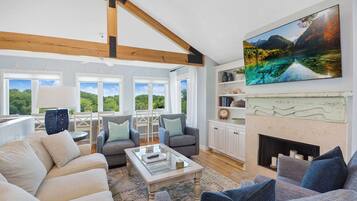 TV connectée, cheminée, livres