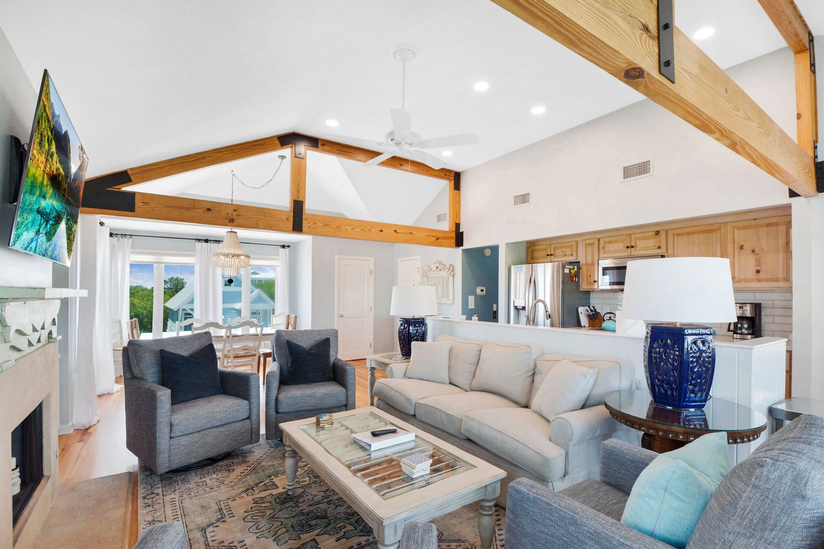 TV connectée, cheminée, livres