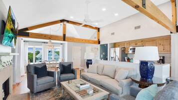 TV connectée, cheminée, livres