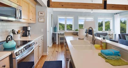 Wayfarer cottage with elevator and Heated pool!