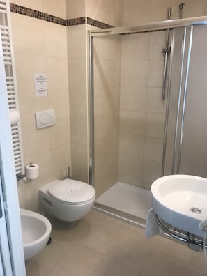 Comfort Double Room, 1 Queen Bed | Bathroom
