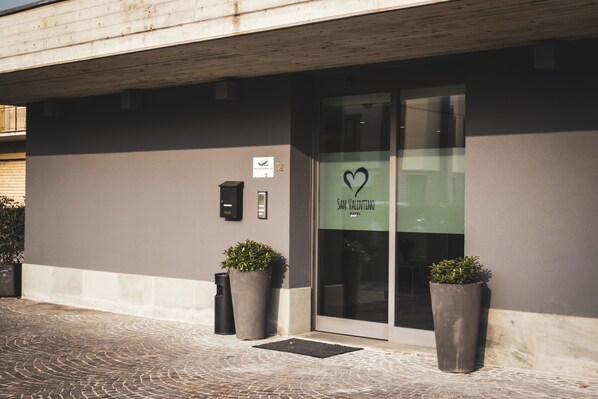 Vista frontal de la propiedad