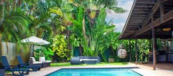 Heated pool, King beds, full outdoor kitchen, gate, blocks from highway exit.