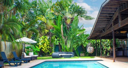 Heated pool, King beds, full outdoor kitchen, gate, blocks from highway exit.