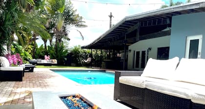Heated pool, King beds, full outdoor kitchen, gate, blocks from highway exit.