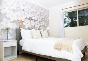 4 bedrooms, desk