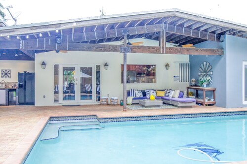 Heated pool, King beds, full outdoor kitchen, gate, blocks from highway exit.