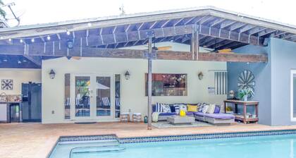 Heated pool, King beds, full outdoor kitchen, gate, blocks from highway exit.