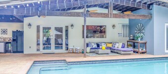 Heated pool, King beds, full outdoor kitchen, gate, blocks from highway exit.