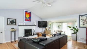 TV connectée, cheminée, livres