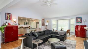 Een smart-tv, een open haard en boeken