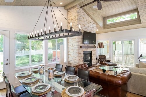 Ultra Lux Villa, Chic design, Hot Tub All Year Round, Minutes Walk From Downtown