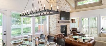 Ultra Lux Villa, Chic design, Hot Tub All Year Round, Minutes Walk From Downtown