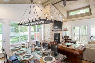 Ultra Lux Villa, Chic design, Hot Tub All Year Round, Minutes Walk From Downtown