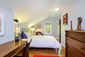 3 bedrooms, desk, iron/ironing board, travel cot