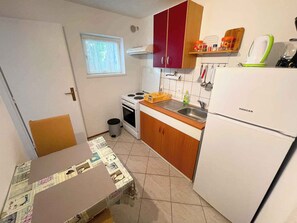 Fridge, oven, stovetop, coffee/tea maker - Studio with terrace and air conditioning (Jadranovo)
